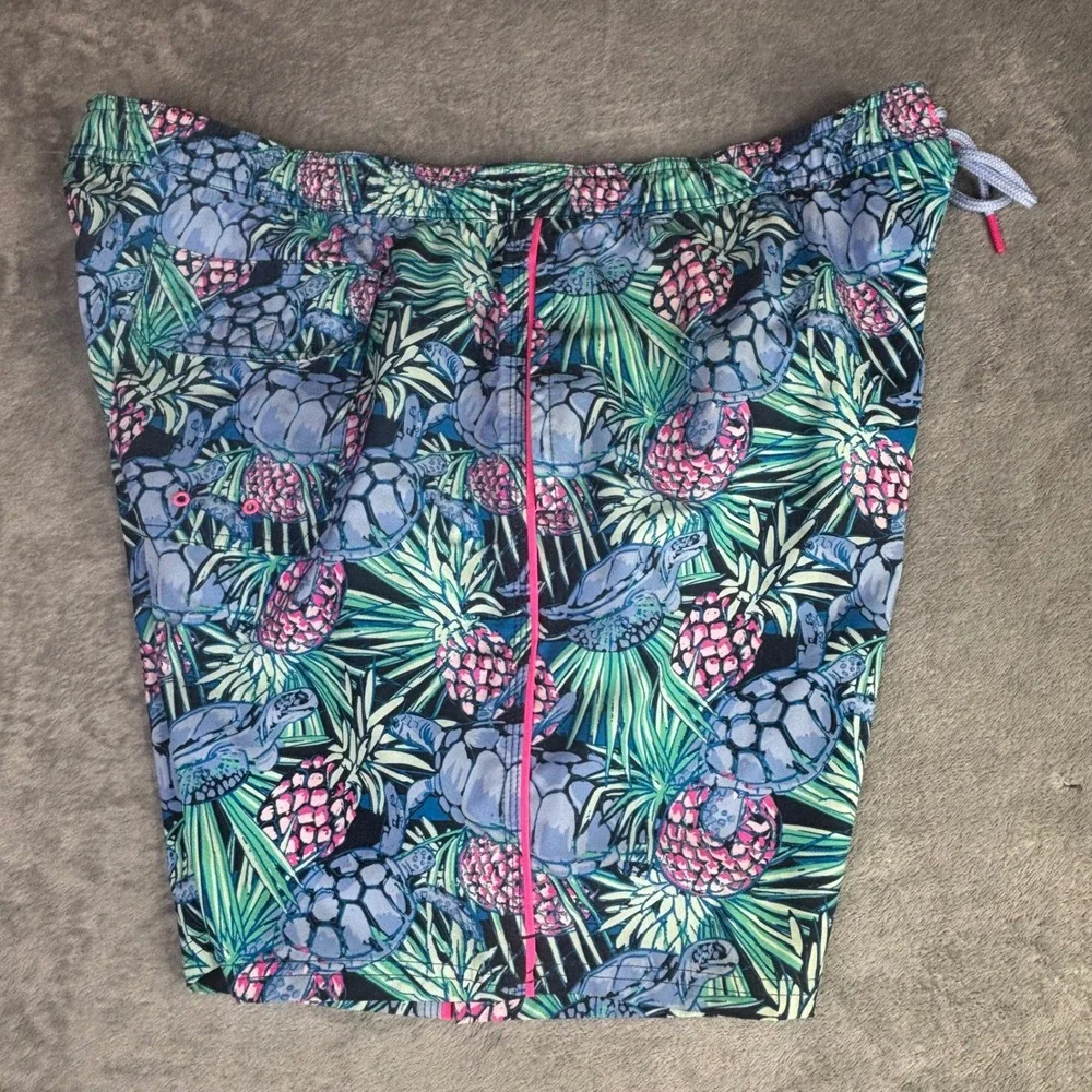 Vineyard Vines Swim Trunks Mens 2XL Blue Turtle Pineapple Tropical Board Shorts